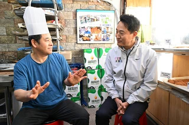 오세훈 서울시장이 2일 오전 '쌍리단길'에 있는 도너츠 가게를 찾아 소상공인의 애로사항을 청취했다. /서울시