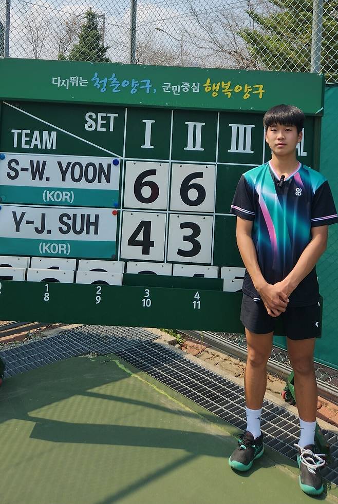 윤상원이 경기 뒤 스코어 보드에서 포즈를 취하고 있다. 김경무 기자