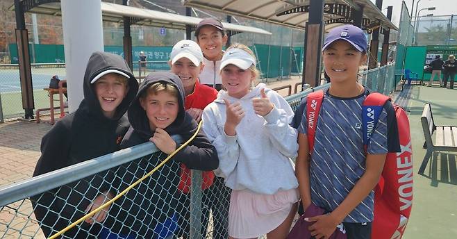 서승연이 결승 진출 뒤 호주 브리즈번에서 같이 훈련하는 선수들과 포즈를 취했다. 김경무 기자