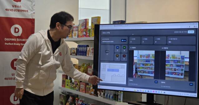 김태훈 딥핑소스 대표가 2일 기자간담회에서 스토어케어를 시연하고 있다. (사진=지디넷코리아)
