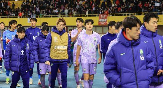 한국 축구의 FIFA 랭킹이 3계단 하락한 25위를 기록했다. 연합뉴스