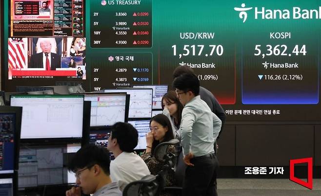 도널드 트럼프 미국 대통령의 이란 전쟁과 관련한 대국민 연설 후 국내 증시가 폭락하고 있는 가운데 2일 서울 중구 하나은행 본점 딜링룸에서 직원이 증시와 환율, 코스닥 등을 모니터하고 있다. 이날 코스피는 전 거래일 대비 1.33% 오른 5551.59에 코스닥은 1.25% 상승으로 출발했다. 2026.4.2 조용준 기자