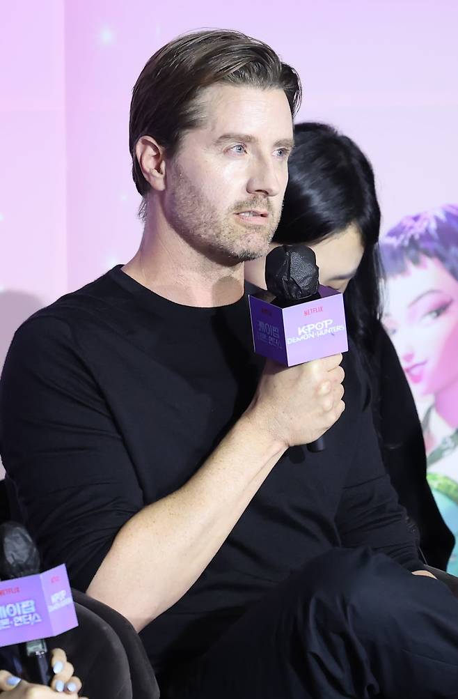 크리스 아펠한스 감독이 1일 서울 용산구 CGV 용산아이파크몰에서 열린 넷플릭스 영화 '케이팝 데몬 헌터스' 아카데미 수상 기념 기자간담회에서 질문에 답변하고 있다. /장경식 기자