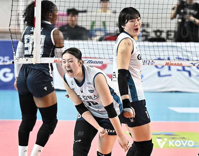 GS칼텍스 권민지가 1일 김천실내체육관에서 열린 2025-2026 V-리그 포스트시즌 여자 프로배구 챔피언 결정전 1차전 GS칼텍스와 한국도로공사의 경기에서 환호하고 있다./KOVO