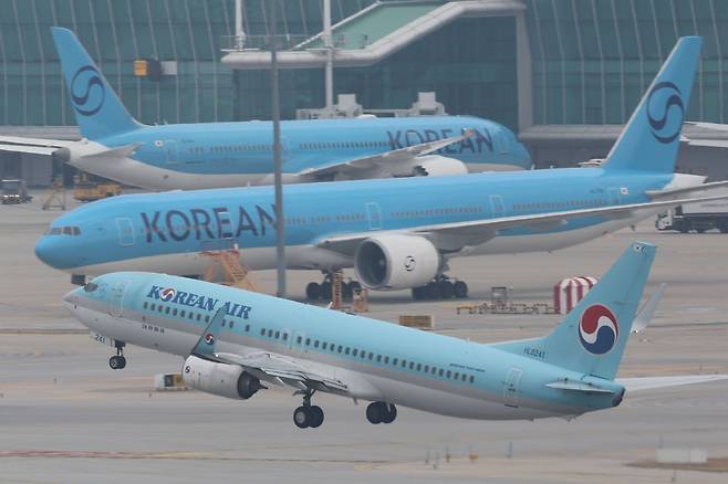 1일 인천국제공항에서 항공기가 이륙하고 있다./뉴시스
