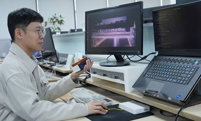 포스코DX AI연구원이 자사의 제어시스템 PosMaster에 NPU를 탑재해 산업현장의 AI모델을 시험하고 있다./포스코DX