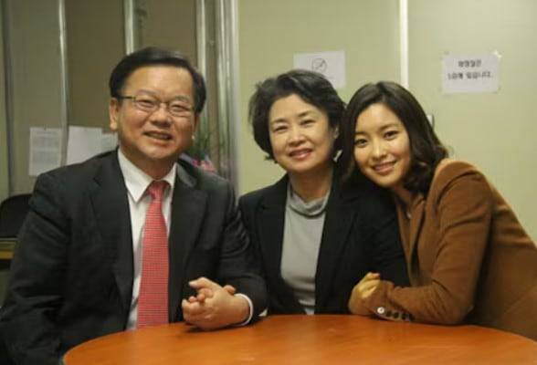 김부겸 전 국무총리 부부와 딸 윤세인(본명 김지수)씨./조선일보DB