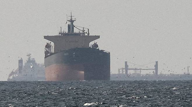 지난달 11일 이란 호르무즈 해협 인근 걸프 해역에서 대기중인 화물선들. /로이터 연합뉴스