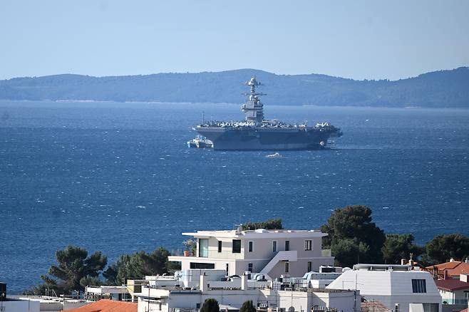 미 해군 항공모함 제럴드 포드호가 지난달 29일 크로아티아 스플리트에 정박하고 있다. /연합뉴스