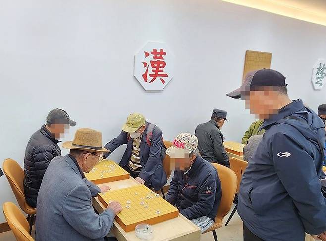 2일 오후 서울 종로구 '탑골 어르신 문화놀이터'에서 노인들이 장기를 두며 담소를 나누고 있다. ⓒ데일리안 진현우 기자