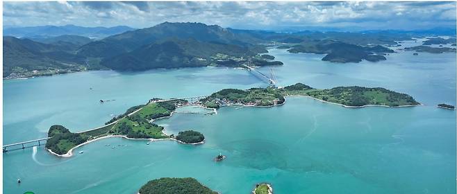 나비 모양의 전남 여수 반도는 해안선을 따라 보석 같은 섬들이 흩어져 있다. 여수 섬들마다 풍부한 역사와 신비로운 전설을 품고 있어 주목을 받고 있다. 여수시 제공