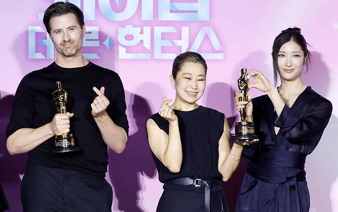 ‘케이팝 데몬 헌터스’의 크리스 아펠한스 감독과 매기 강 감독, 가수 겸 작곡가 이재(왼쪽부터)가 1일 서울 용산구 CGV 용산아이파크몰에서 오스카 2관왕 기념 간담회를 갖고 손으로 하트를 만들어 보이고 있다. 뉴시스