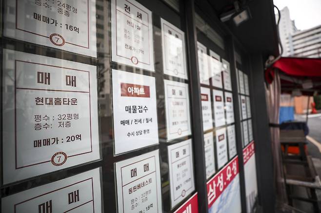 22일 서울시내 부동산에 매물 정보가 붙어있다. 부동산 빅데이터 업체 아실에 따르면 지난 20일 기준 서울 아파트 매물은 7만9586건으로 집계됐다. 2026.03.22 [서울=뉴시스]