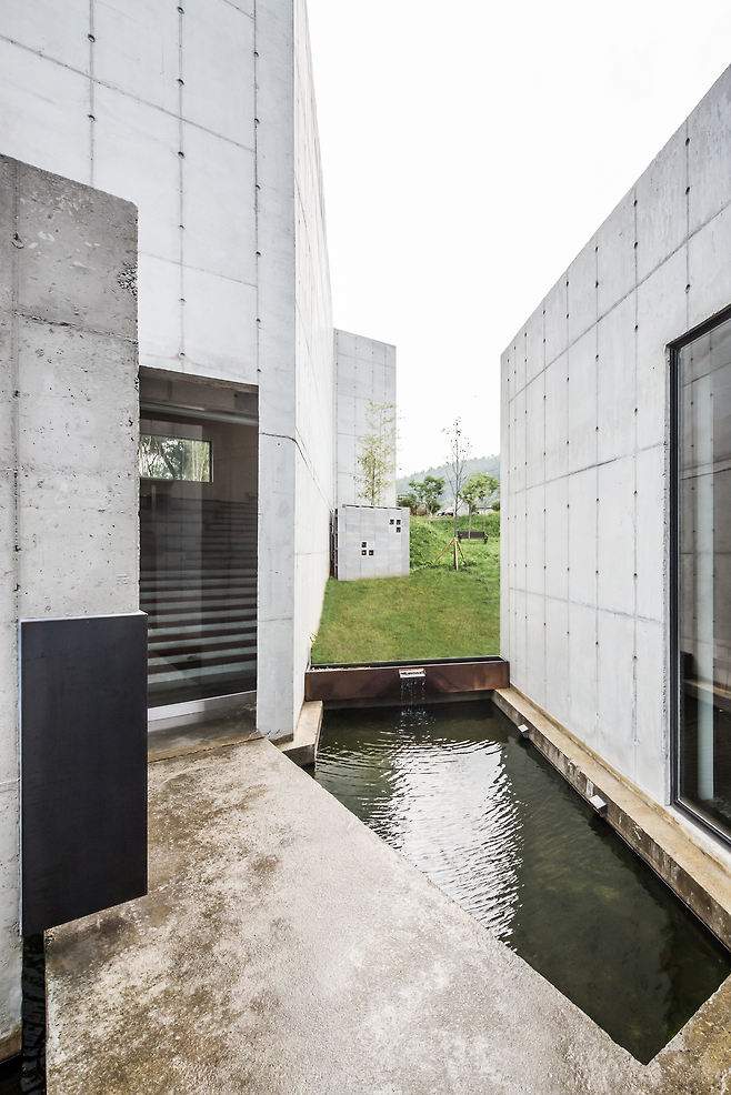 은퇴한 소방관이 의뢰해 지은 카페. 광고계에서 일하고 싶었지만 소방관으로 평생 일한 그의 삶을 담았다. 바라보는 방향으로 건물을 만들었지만 실제 그 방향으론 갈 수 없게 길을 살짝 비틀어 ‘바라는 길’과 ‘운명의 길’ 차이를 구현했다.   교보문고 제공