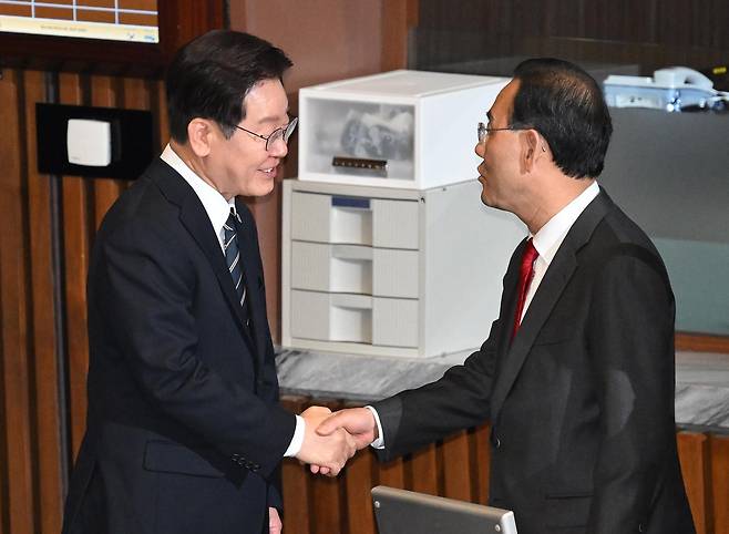 이재명 대통령이 2일 서울 여의도 국회에서 2026년도 제1회 추가경정예산안에 대한 시정연설을 마친 뒤 야당 의석으로 찾아가 주호영 국민의힘 의원과 인사하고 있다. 2026.04.02. 뉴시스