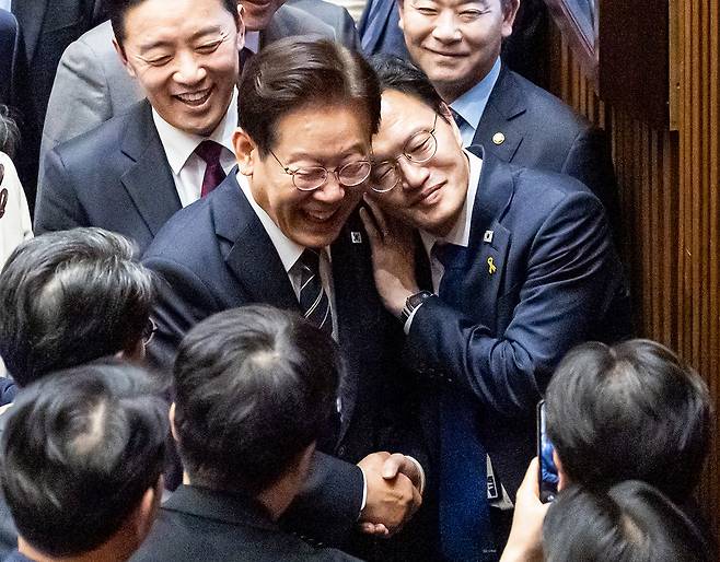 이재명 대통령이 2일 오후 서울 여의도 국회에서 열린 제433회국회(임시회) 제4차 본회의에서 중동 사태 대응을 위한 추가경정예산안에 대한 시정연설을 마치고 퇴장하며 추미애, 안호영, 박주민 등 지방선거 더불어민주당 예비후보 의원들과 인사를 하고 있다. 2025.04.02. 뉴시스