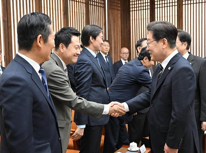 이재명 대통령이 2일 서울 여의도 국회에서 추가경정예산안 시정연설에 앞서 환담을 위해 입장하며 장동혁 국민의힘 대표와 인사하고 있다. 2026.04.02. 뉴시스