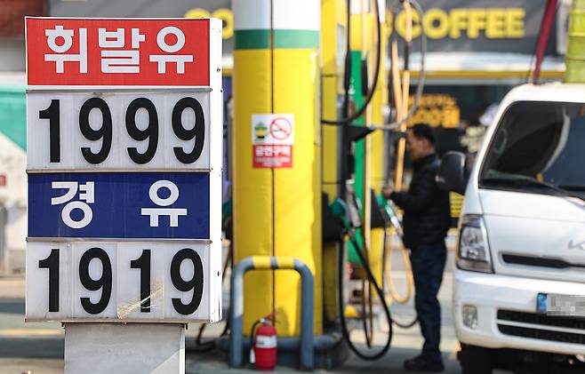 미국·이란 전쟁 여파로 중동전쟁 영향으로 국제유가가 급등하면서 3월 석유류 제품의 물가가 10%가까이 상승한 것으로 나타났다. 국가데이터처가 2일 발표한 ‘2026년 3월 소비자물가동향’을 보면 경유가 17.0% 올라 2022년 12월(21.9%) 이후 3년 3개월 만에 최대 상승폭을 기록했고, 휘발유는 8.0% 상승해 지난해 1월(9.2%) 이후 1년 2개월 만에 가장 높은 오름폭을 나타냈다. 사진은 이날 서울 시내 주유소의 모습. 2026.4.2/뉴스1