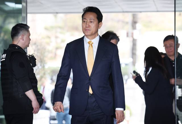 오세훈 서울시장이 1일 서초동 서울중앙지법에서 열리는 여론조사 대납 의혹 사건 1심 속행 공판에 출석하고 있다. 연합뉴스