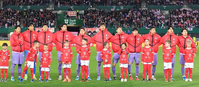 지난달 31일(현지시간) 오스트리아 빈 에른스트 하펠 스타디움에서 열린 한국 축구 국가대표팀과 오스트리아의 평가전에서 한국 선수들이 경기 전 도열해 있다. 연합뉴스