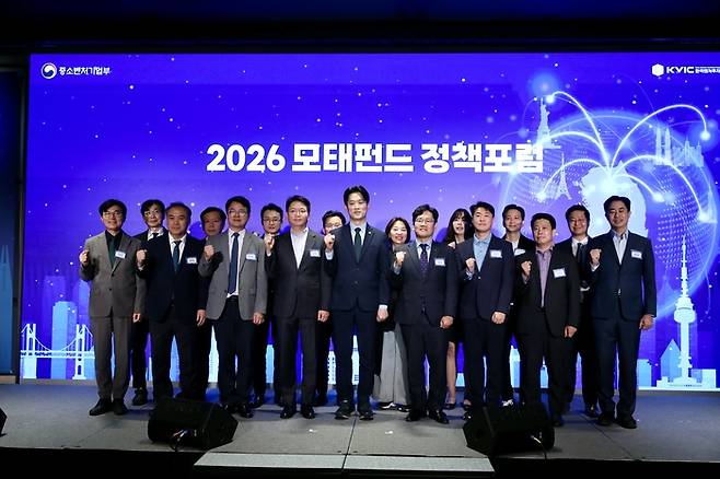 노용석 중소벤처기업부 제1차관이 2일 서울 강남구 웨스틴 서울 파르나스 호텔에서 열린 '2026년 제1차 모태펀드 정책포럼'에서 참석자들과 기념촬영을 하고있다.