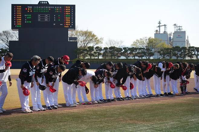울산 웨일즈 선수들이 2일 금일 경산볼파크에서 열린 삼성과의 퓨처스 정규리그 1차전에서 타선의 폭발적인 화력을 앞세워 14-2 대승을 거둔 뒤 팬들에게 인사하고 있다. 울산 웨일즈 제공