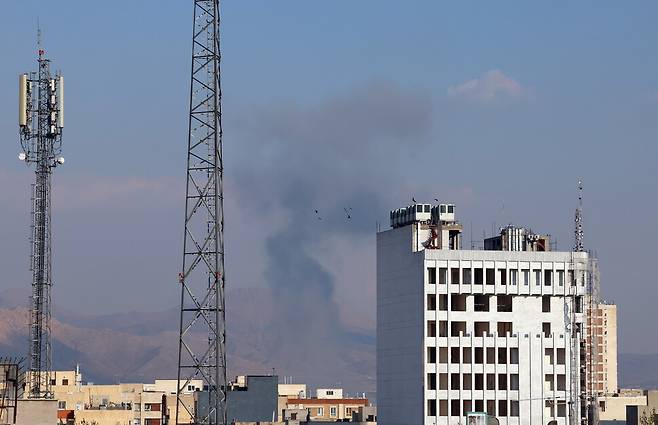 1일(현지시각) 이란 테헤란 중심부에서 공습 이후 연기가 치솟고 있다. 테헤란/EPA 연합뉴스