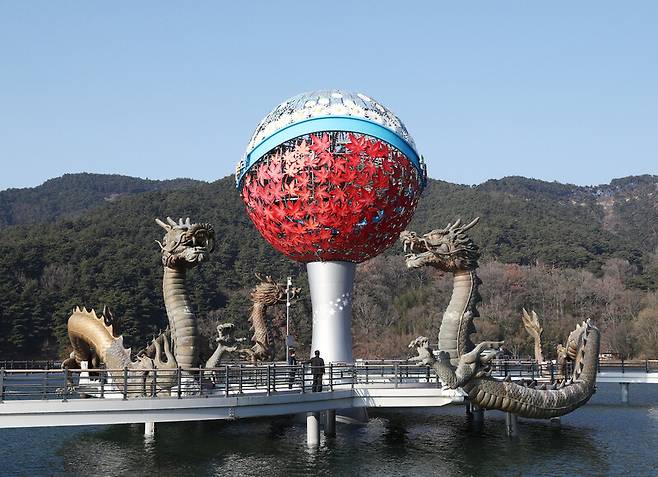 \'용산호 미르샘 분수\'는 다채로운 조형물로 구성돼 있다. 박미향 기자