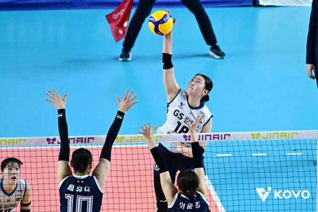 지에스(GS) 칼텍스 권민지가 1일 김천체육관에서 열린 2025~2026 V리그 포스트시즌 챔피언결정전 1차전 한국도로공사와 방문 경기에서 공격하고 있다. 한국배구연맹 제공