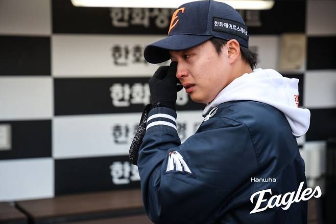 한화 이글스 아시아쿼터 왕옌청이 29일 키움 히어로즈전에서 승리 투수가 된 뒤 가족을 만나 눈물을 흘리고 있다. 한화 이글스 제공