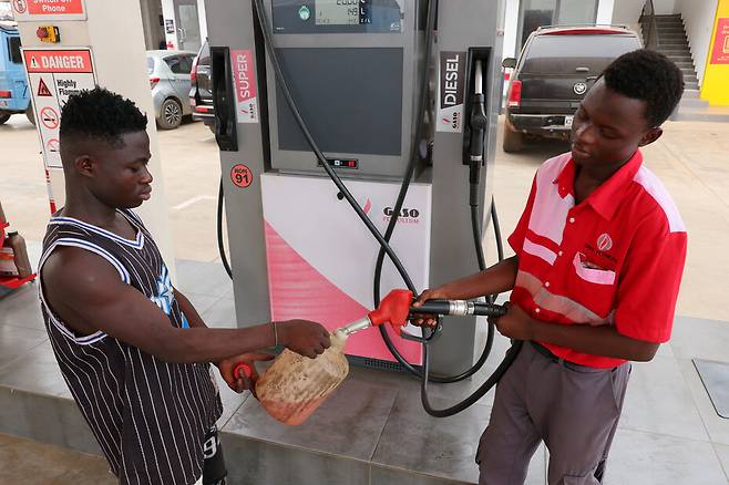 1일(현지시각) 가나의 한 주유소. 로이터 연합뉴스
