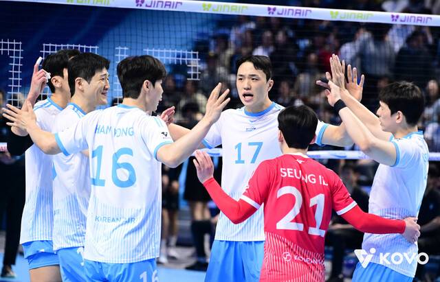 대한항공 선수들이 2일 인천 계양체육관에서 열린 2025~2026 V리그 챔피언결정전 1차전 현대캐피탈과 경기에서 득점한 뒤 기뻐하고 있다. 한국배구연맹 제공
