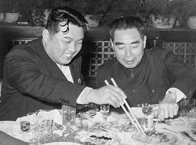 북한 내각수상 김일성(왼쪽)과 중국 총리 저우언라이가 1958년 만나 함께 식사를 하고 있다. 11월 김일성의 중국 방문 때로 추정된다. 위키미디어 커먼스