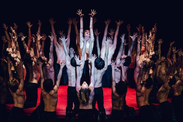 마린스키 발레 수석무용수 김기민은 베자르 발레 로잔 '볼레로' 내한공연에서 붉은 원형 테이블 위에 올라 '선율'을 연기할 예정이다. ©BBL - Marc Ducrest