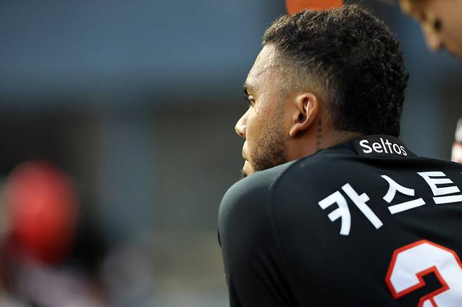 31일 잠실 LG전 더그아웃에서 경기를 지켜보는 카스트로. 사진=KIA 제공