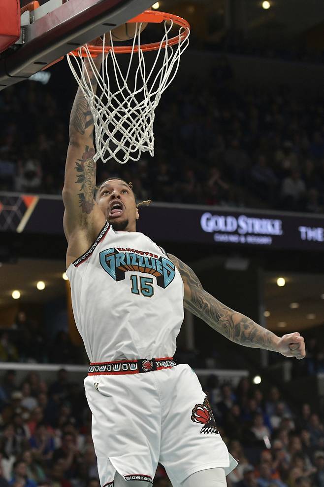 <yonhap photo-3940=""> Memphis Grizzlies forward Brandon Clarke (15) shoots in the second half of an NBA basketball game against the New York Knicks, Friday, Feb. 28, 2025, in Memphis, Tenn. (AP Photo/Brandon Dill)/2025-03-01 12:11:45/ <저작권자 ⓒ 1980~2025 ㈜연합뉴스. 무단 전재 재배포 금지, AI 학습 및 활용 금지></yonhap>