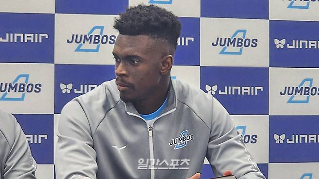 마쏘가 2일 V리그 남자부 챔피언결정 1차전을 마친 뒤 취재진과 인터뷰를 하고 있다. IS포토