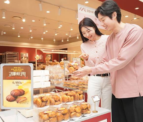 지난 1일 서울 용산구 이마트 용산점 내 베이커리 매장 '블랑제리'를 찾은 고객들이 신세계푸드가 출시한 '고메 버터떡'을 구입하고 있다. [사진=신세계푸드]