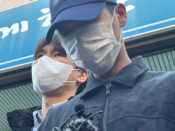 2일 대구 북부경찰서에서 장모를 때려 숨지게 한 뒤 캐리어에 시신을 담아 유기한 혐의로 긴급체포된 20대 사위가 법원 영장실질심사를 받기 위해 이동하고 있다. [사진=연합뉴스]