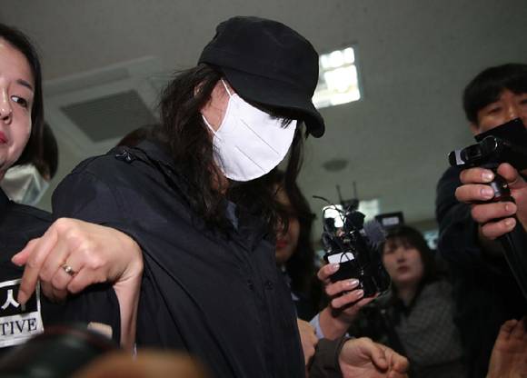 50대 모친의 시신을 캐리어에 담아 유기한 혐의로 긴급 체포된 20대 딸이 2일 대구지법에 도착해 영장실질심사를 받으려 이동하고 있다. [사진=연합뉴스]