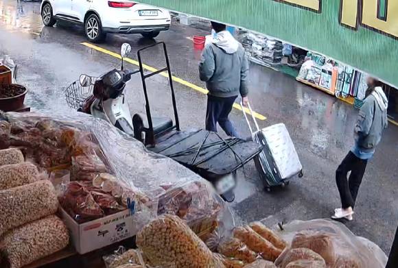 지난달 18일 대구시 중구에서 북구 칠성동으로 이동 중인 20대 부부. [사진=독자 제공, 연합뉴스]