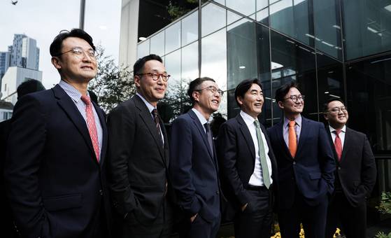 황성택 트러스톤자산운용 대표(오른쪽 셋째)와 임직원들. 회사명에도 ‘신뢰(트러스트)’라는 단어가 들어있을 만큼 이들은 신뢰가 자산운용사의 핵심 가치라고 믿는다. 김경록 기자