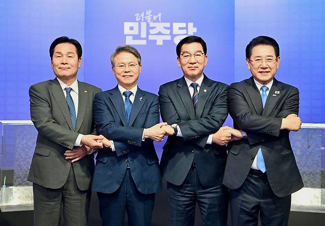 3월 31일 광주 서구 KBS광주총국 공개홀에서 열린 더불어민주당 전남광주통합특별시장 경선 방송토론회에 앞서 주철현(왼쪽부터), 민형배, 신정훈, 김영록 후보가 기념 촬영을 하고 있다. 연합뉴스