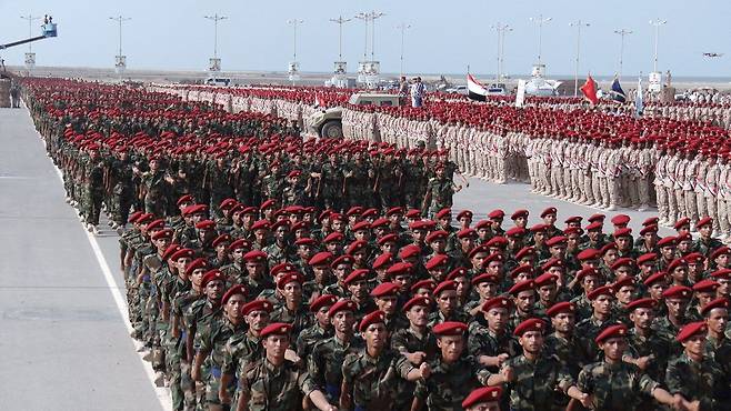 2022년 9월 1일(현지시간) 예멘 홍해 연안 도시 호데이다에서 후티 군 병력들이 퍼레이드를 벌이고 있다. 로이터=연합뉴스