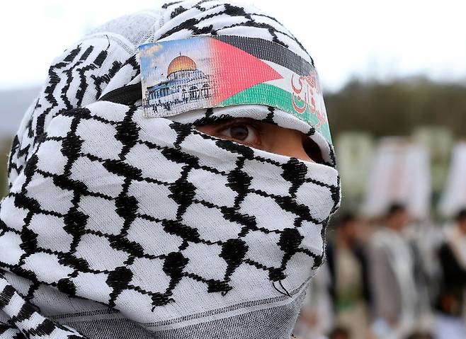 지난 2월 6일(현지시간) 예멘 사나에서 열린 반미·반이스라엘 집회에서 한 후티 지지자가 팔레스타인 전통 케피예를 두르고 시위에 참가하고 있다. EPA=연합뉴스