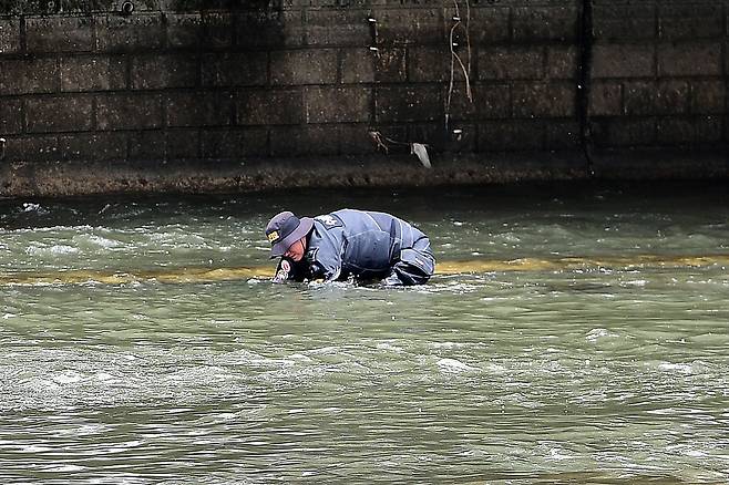 지난달 31일 ″신천에 수상한 캐리어가 있다″는 신고를 접수한 경찰이 대구 북구 칠성동 잠수교 주변을 수색하고 있다. 경찰은 캐리어 안에서 여성 시신을 발견해 수사에 나섰다. 뉴스1