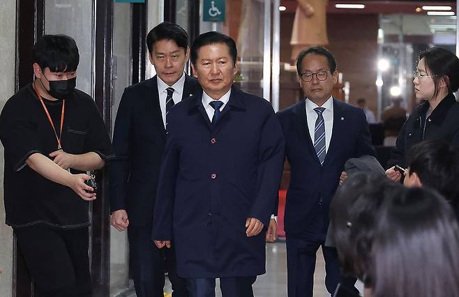 정청래 더불어민주당 대표가 1일 서울 여의도 국회에서 열린 비공개 최고위원회의에 참석하고 있다. [뉴스1]