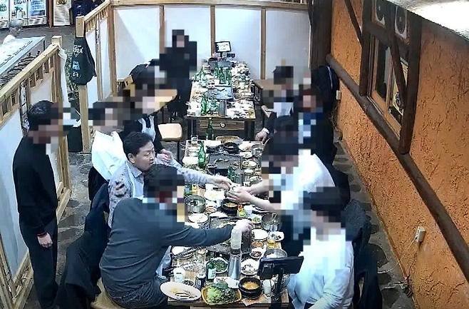 김관영 전북지사가 지난해 11월 전북 전주시 한 식당에서 현직 시·군의원 등에게 돈을 건네는 장면이 찍힌 폐쇄회로(CC) TV 영상. 사진 채널A 뉴스 캡처