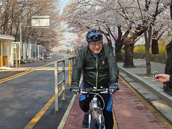 우원식 국회의장이 2일 오전 서울 여의도 국회에서 자전거를 타고 출근하고 있다. 사진 인스타그램