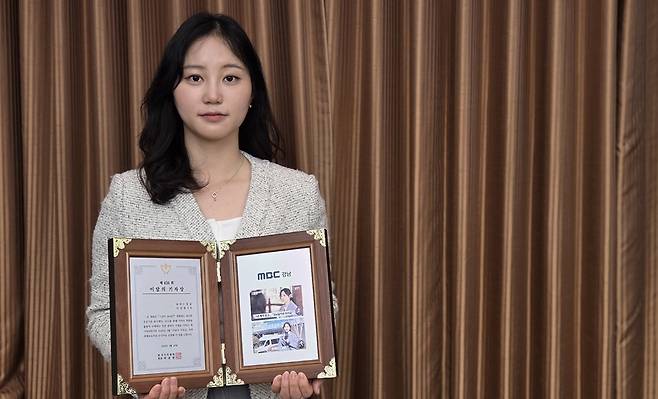 이선영 MBC경남 기자는 국가기관의 ‘364일 쪼개기 계약’ 실태를 보도해 3월26일 이달의 기자상을 수상했다. 사진은 시상식장에서 기념 사진을 촬영하고 있는 이 기자. /강아영 기자